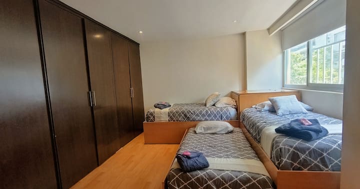 Recámara ideal para familias con niños, equipada con tres camas individuales. Espacio amplio y práctico que brinda comodidad y flexibilidad en una de las mejores zonas de Polanco.