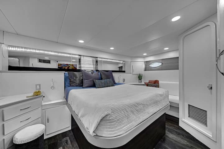 Passez une nuit confortable dans cette cabine principale équipée d'un matelas à mémoire de forme pour un confort optimal.