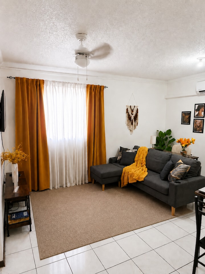 Charming Haven - Deluxe Queen Suites - Kingston