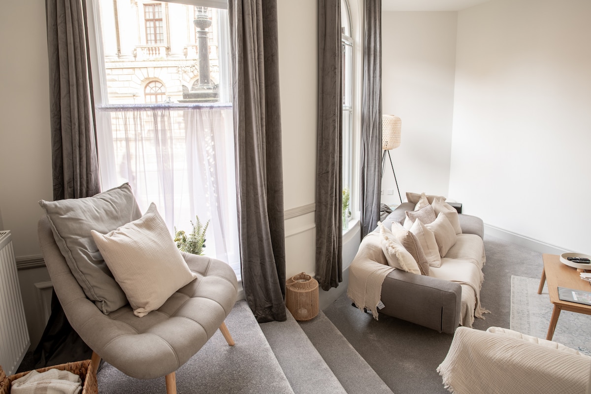 Top Airbnb: Central city apartment- Ground floor in Trowse With Newton