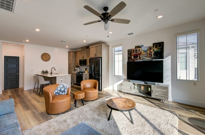 Modern Luxury | Furnished & Conveniently Located - California
