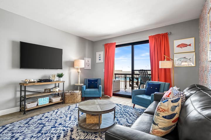 Gulf Front! Private Beach, Sleeps 6, Poolside - Destin, FL