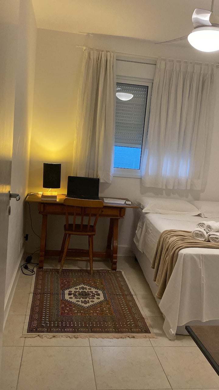 Táto izba je vybavená klimatizáciou, manželskou posteľou, písacím stolom, stoličkou a šatníkom s vešiakmi. Má  zatemnenie integrované do okna.