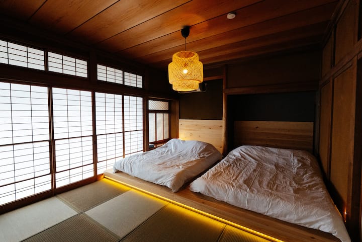 Es un pequeño piso elevado hecho de muebles arquitectónicos.
El propietario lo elaboró cuidadosamente para que puedas apreciar la belleza de la madera de cedro maciza.
Incluso las personas mayores pueden descansar con tranquilidad.

El propietario hizo esta plataforma elevada a medida para resaltar la belleza natural de la madera de cedro maciza.
Es seguro y cómodo, incluso para los huéspedes mayores.