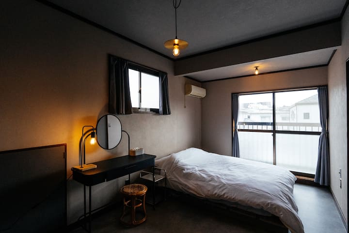 Inspirada en los hoteles boutique daneses, esta habitación cuenta con una espaciosa cama doble y una práctica cama de estilo escenario, lo que te permite disfrutar de un espacio abierto y cómodo.
También se proporciona un tocador para tu comodidad.