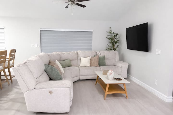 Cozy Modern 3br/2bath | ~30-45min To Best Beaches - Cape Coral, FL