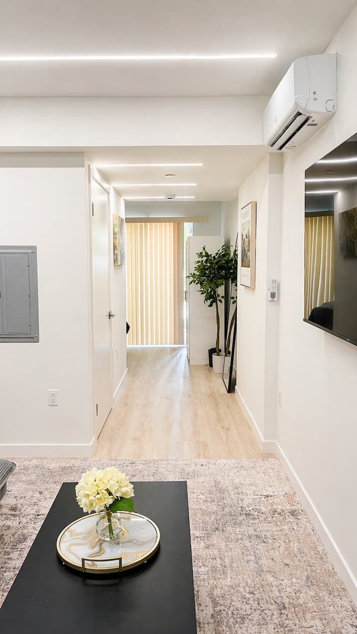 Modern Sunset Studio With Parking - West Hollywood, CA
