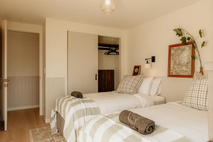 Amplio armario doble con portaequipajes incorporado de estilo hotelero. 