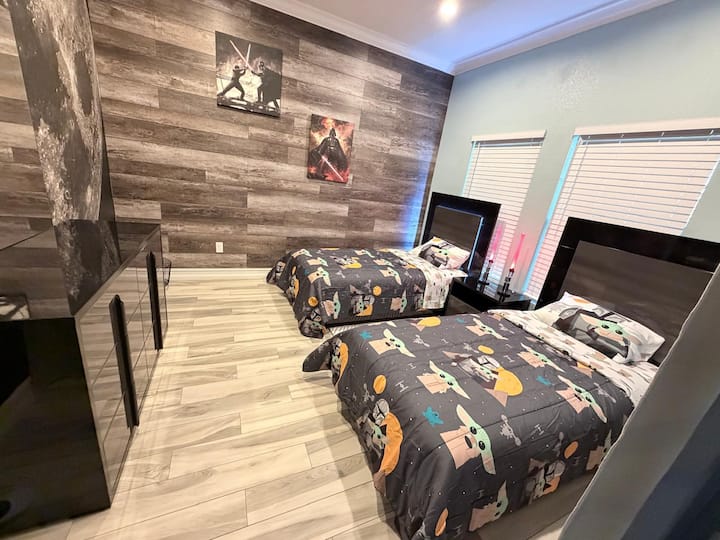 الغرفة 5، مع سريرين مفردين وخزانة ملابس.