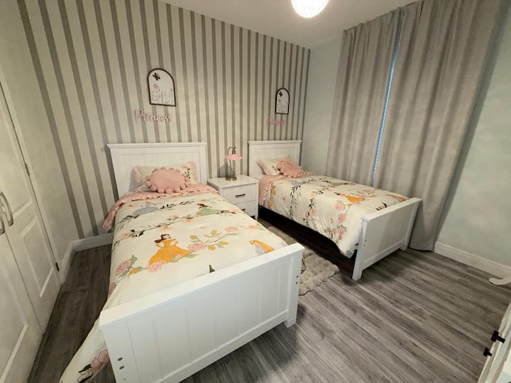 الغرفة 4 مع سريرين مفردين، خزانة مع رفوف ملابس.