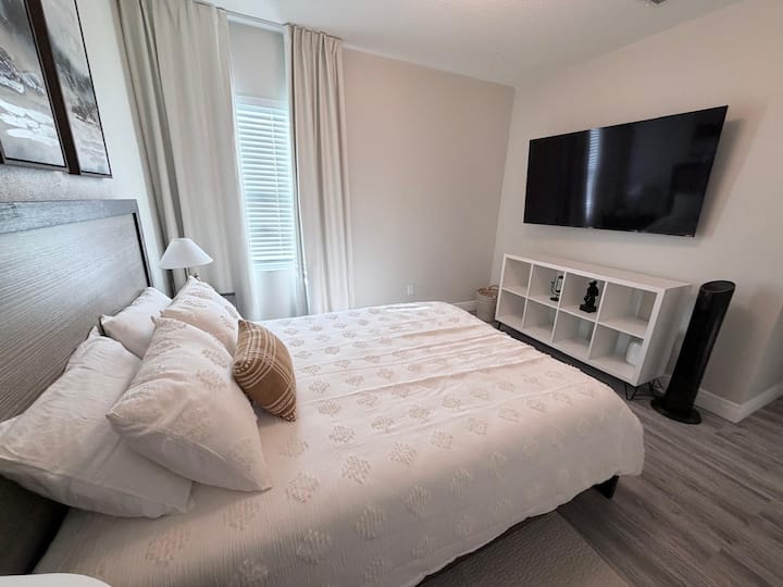 الغرفة الثالثة، سرير بحجم كوين وتلفزيون، خزانة ملابس، خزانة ملابس.