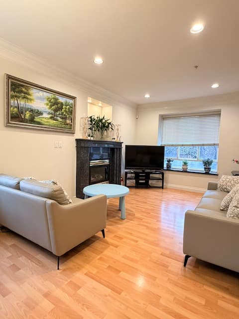 Top performing Airbnb: Cozy Central 3BR Home-15 min to DT-Transit Nearby in British Columbia