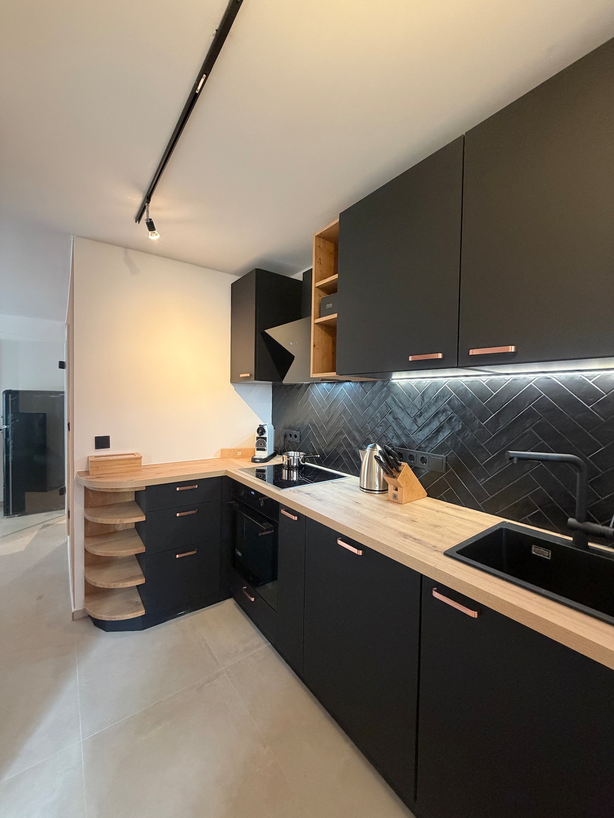 Quiet apartment with designer interior, garden and underground garage