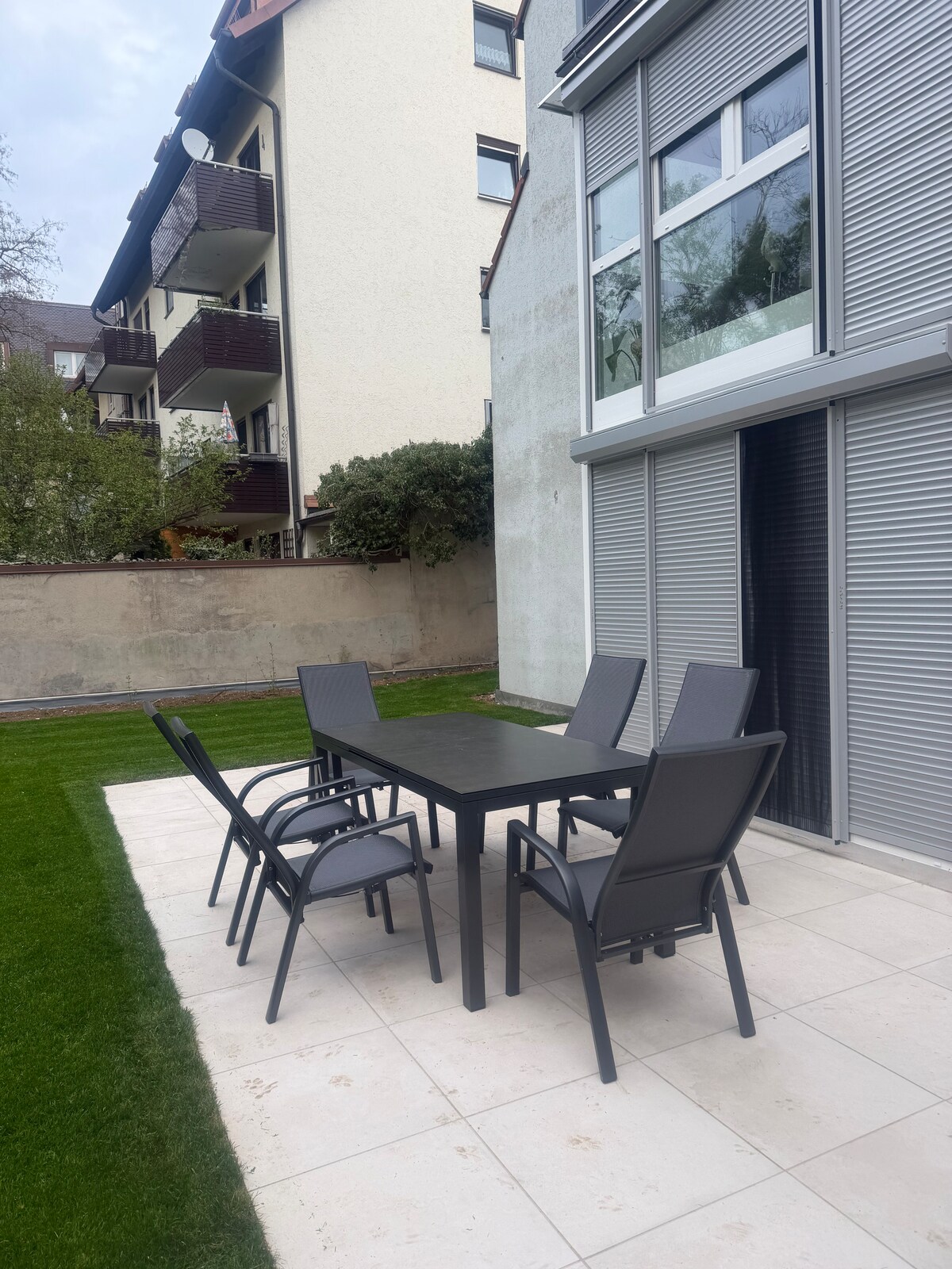 Quiet apartment with designer interior, garden and underground garage