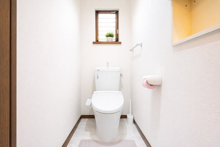 トイレ2箇所（1階と2階）✨
ゲストの利便性のため、両方の階に独立したトイレが用意されており、ご家族やグループでの滞在も快適です。