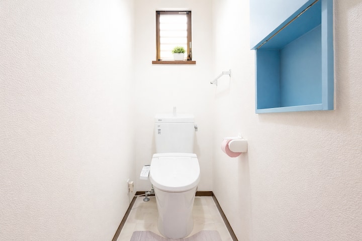 モダンなウォシュレット付きトイレ ✨
快適にお過ごしいただけるように、水圧を調節できる和式洗浄便座（ウォシュレット）を完備しています。