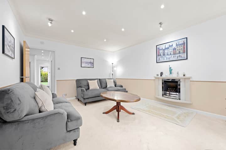 3 Bed Hale Barns Home | Near Airport - Knutsford