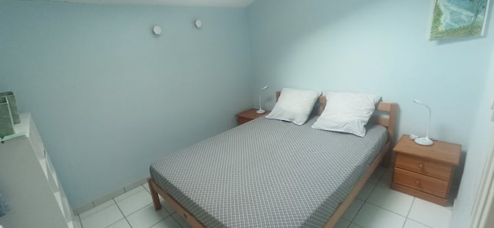 Manželská posteľ 140, nočné stolíky, police, úložné boxy, vešiak na kabáty, elektrický svetlík