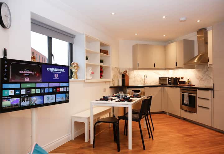 A50: Entire Apt. Sleeps 4, Terrace, Central London - Chingford