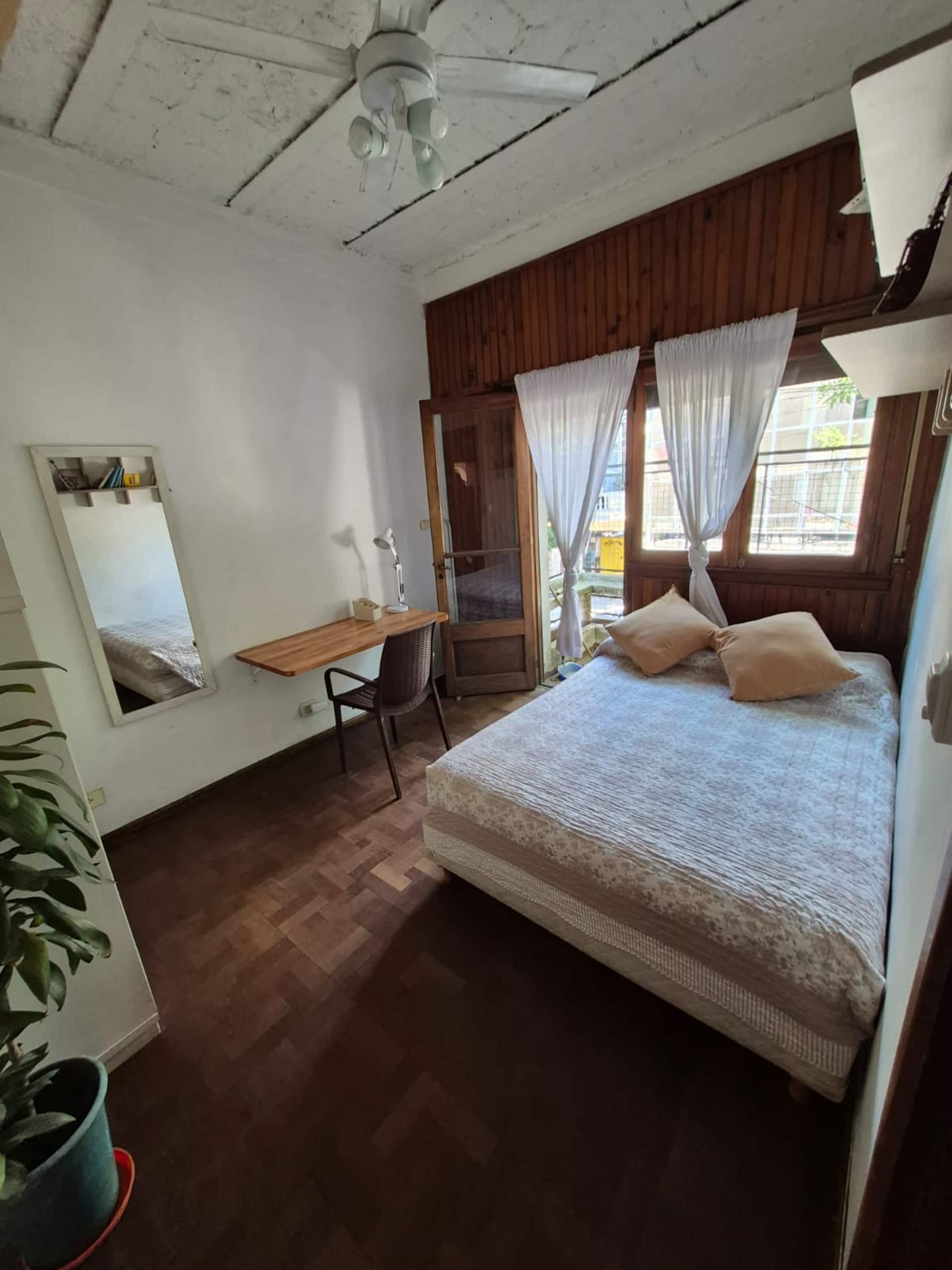 Quarto mobiliado com varanda em Chacarita