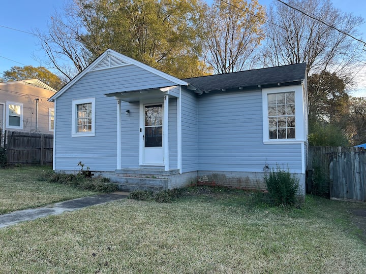 تم تجديده حديثًا، ويقع على مسافة مثالية من وسط المدينة ومنطقة كوتون وجامعة ولاية ميشيغان.