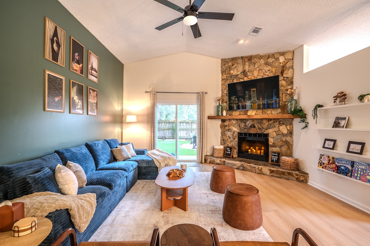 Popular Airbnb listing: Low Tide Lounge | Coastal Retreat w/ Hot Tub in North Beach