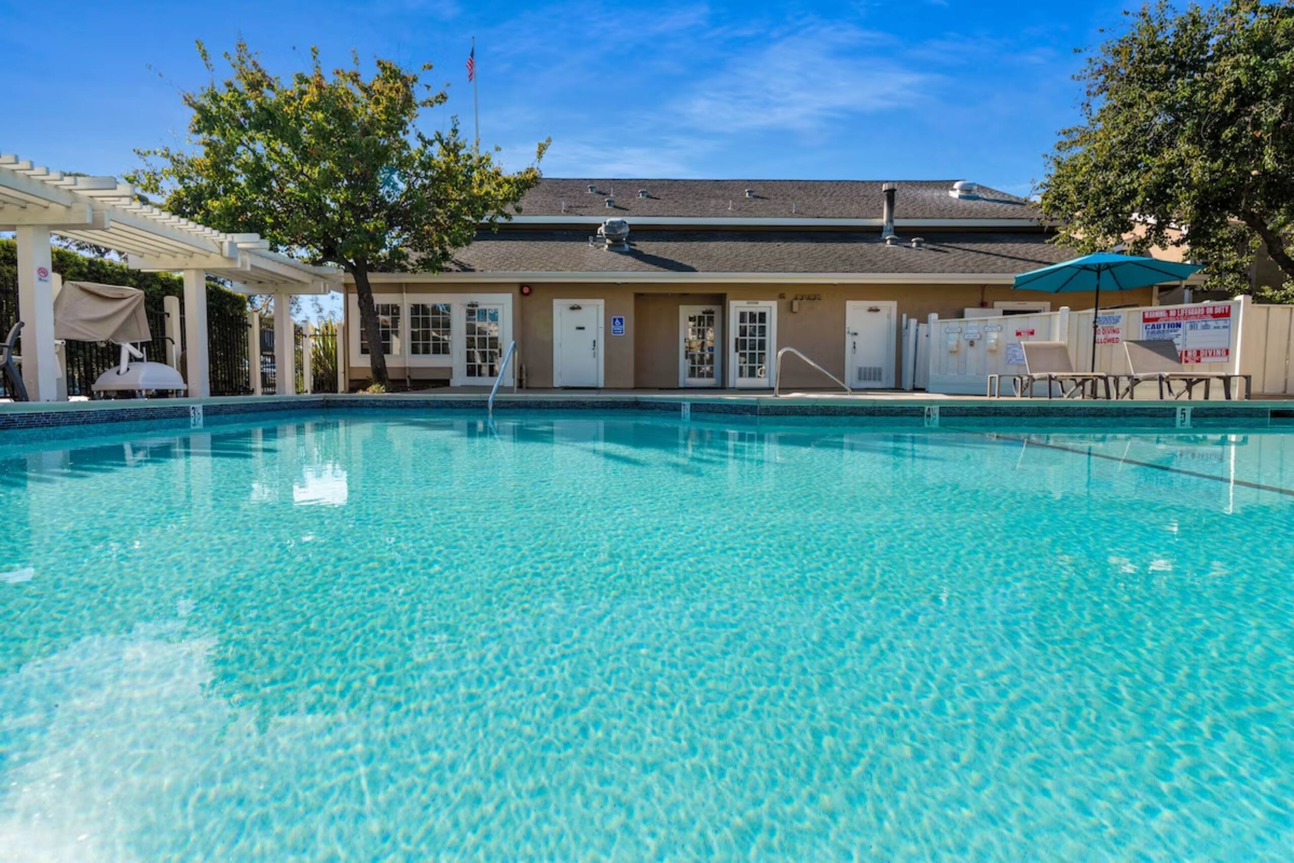 3-Room Hotel Block, Pool, Lake, Pet-Friendly - Photo 14