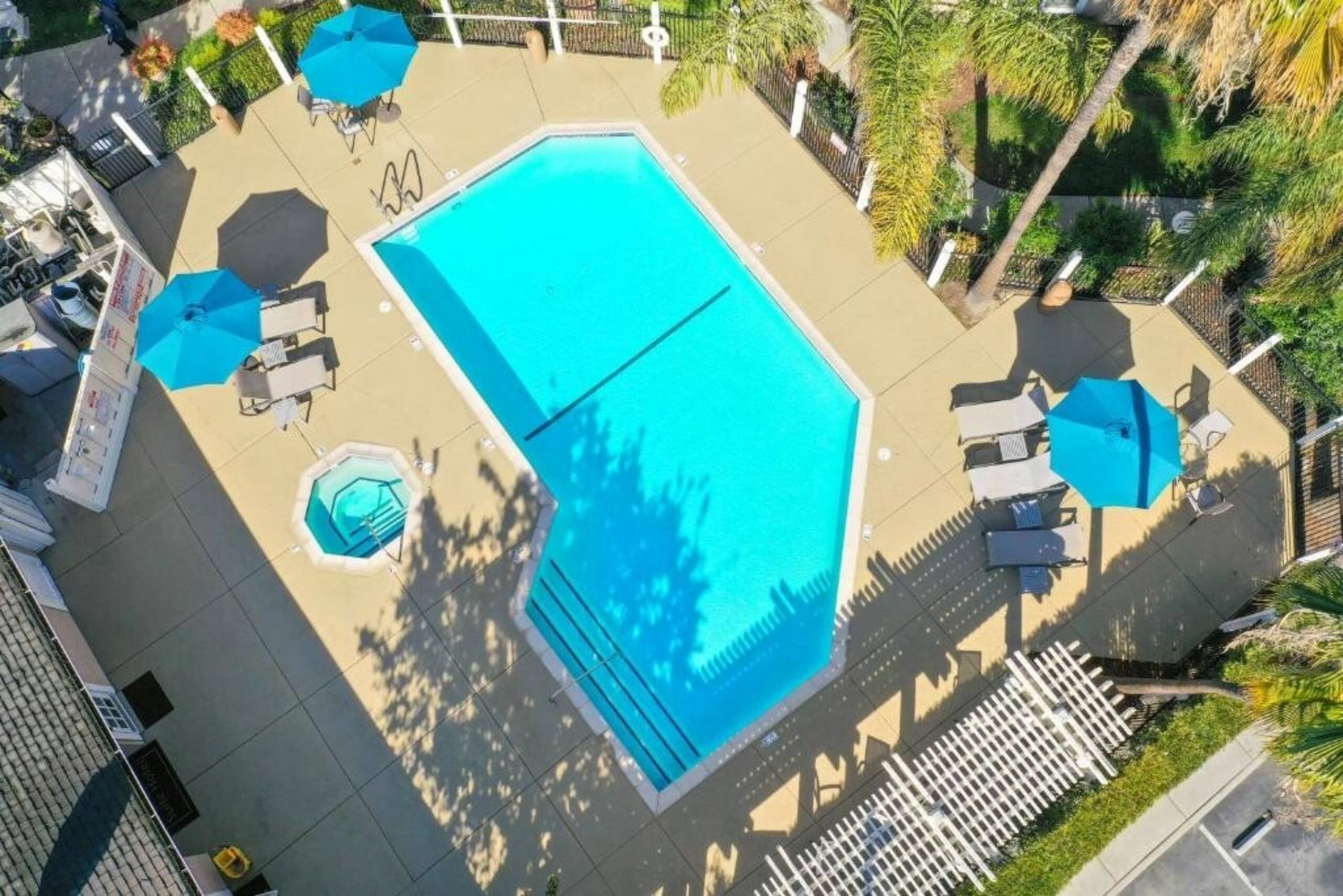 3-Room Hotel Block, Pool, Lake, Pet-Friendly - Photo 15