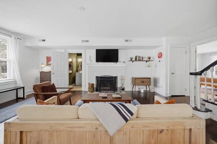 The Norfolk Nomad: Spacious 4br Near Downtown, Odu - Chesapeake, VA