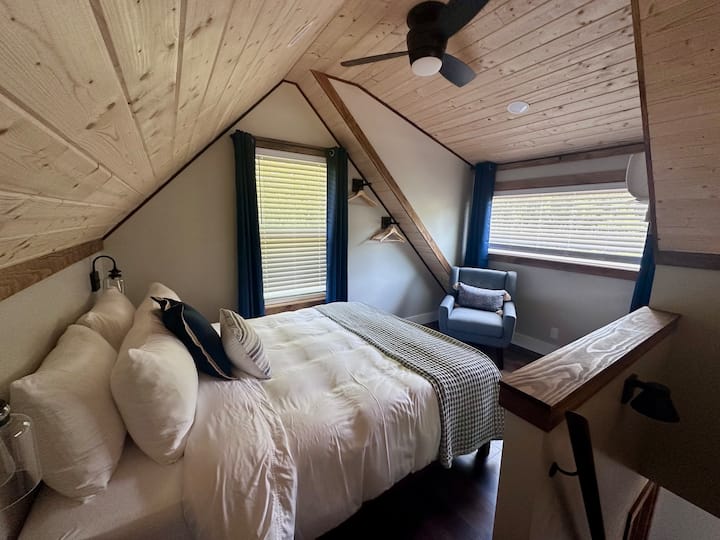 La recámara del loft tiene un amplio espacio para la cabeza, incluso para nuestros huéspedes más altos.