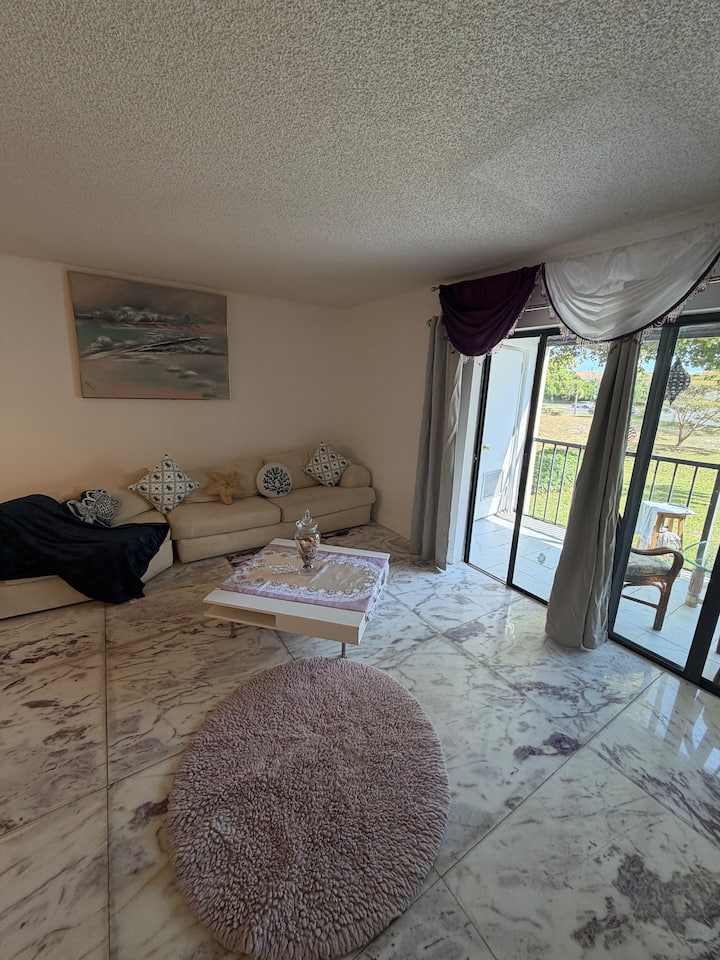 Modern Boca Condo • 5 Min To Beach Pool + Parking - Boca Raton, FL