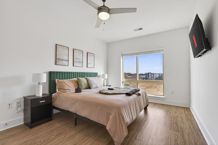 ¡Dormitorio 2 con cama tamaño king y TV de 43 pulgadas!