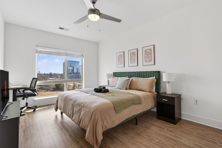¡Dormitorio #1 con una cómoda cama tamaño king, TV de 43 pulgadas y espacio de trabajo!