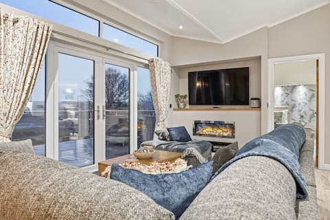 Top performing Airbnb: Luxury Lodge with Hot Tub & Views Near Tenby in Penally