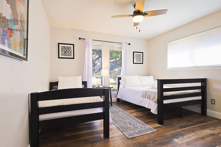 هل تسافر مع طفل صغير ؟ يمكن للطفل النوم في السرير المزدوج أو سرير اللعب، بينما يمكن للأخ الأكبر أو الوالدين النوم بالقرب منه على السرير الكامل/الحجم الكبير.