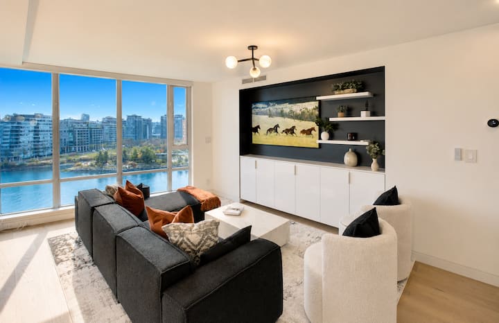 S.83 Modern Waterfront Oasis - Vancouver