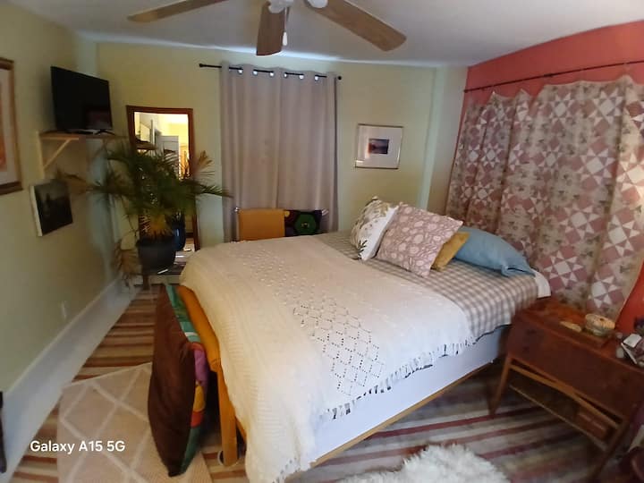 חדר שינה מזרחי, מיטת קווין סייז, אפשר להוסיף מזרן אוויר כפול לילדים נוספים. טלוויזיה, שולחן, כיסא, מצעים