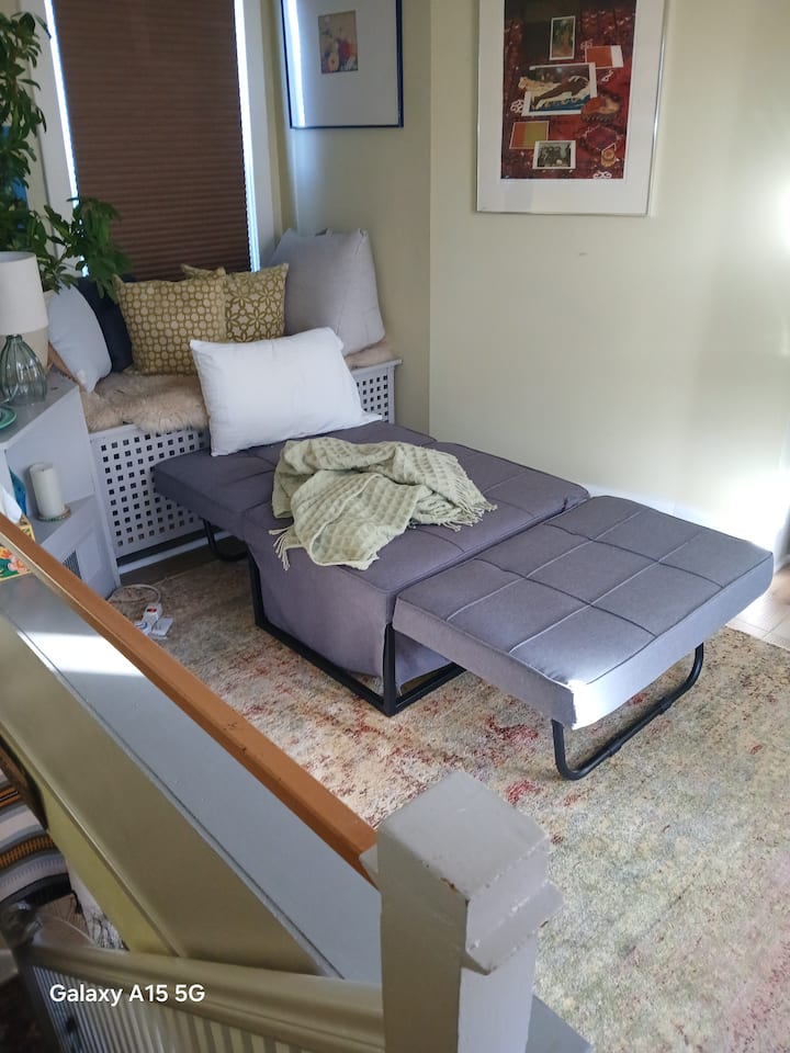 כרית מתקפלת זוגית. יש גם מזרן ג'ל זמין. מצעים בארון שבמסדרון.