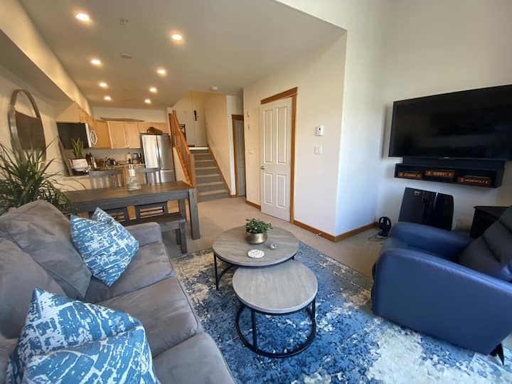 Premium Mountain Views! 1 Bedroom Penthouse Condo - Canmore