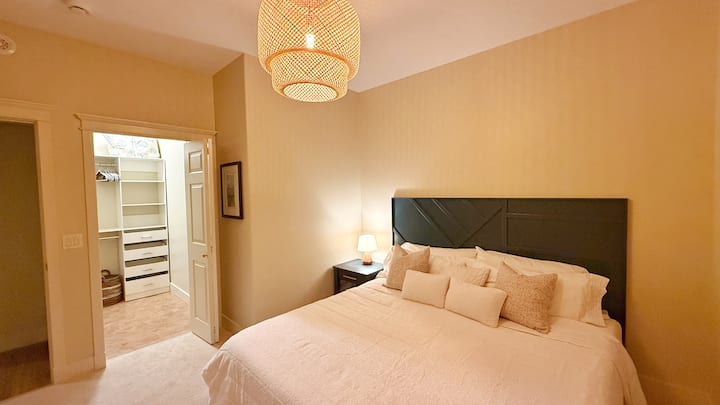 Master-suiten – med en rummelig kingsize-seng i memoryskum med silkeagtigt sengetøj, ravfarvet belysning, fløjlsforhæng til mørklægning og en privat walk-in-garderobe.