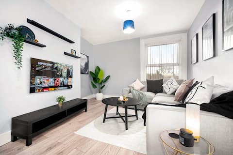 Successful Airbnb property: Modern 1 Bed Stylish City Centre Retreat in Park