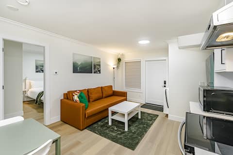 Successful Airbnb property: Modern & Private 2-Bedroom Suite - Warm & Friendly in Cloverdale