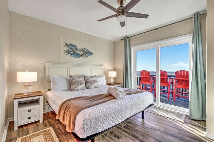 Despiértese con esas impresionantes vistas al agua y a los Adirondacks rojos desde la terraza de su dormitorio privado.