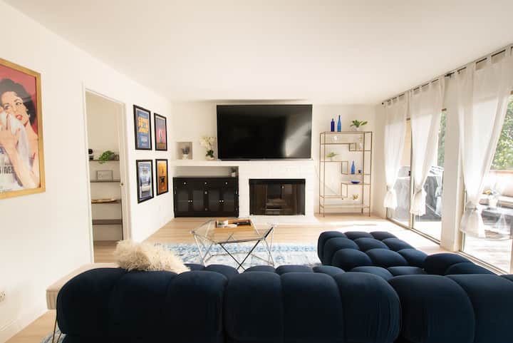 Sherman Oaks Townhome Private Patio + Pool Access - Los Angeles, CA