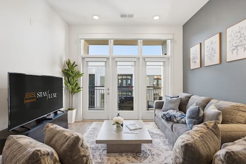 Popular Airbnb listing: Skyline Retreat | Free Parking, Pool, Balcony in Second Ward