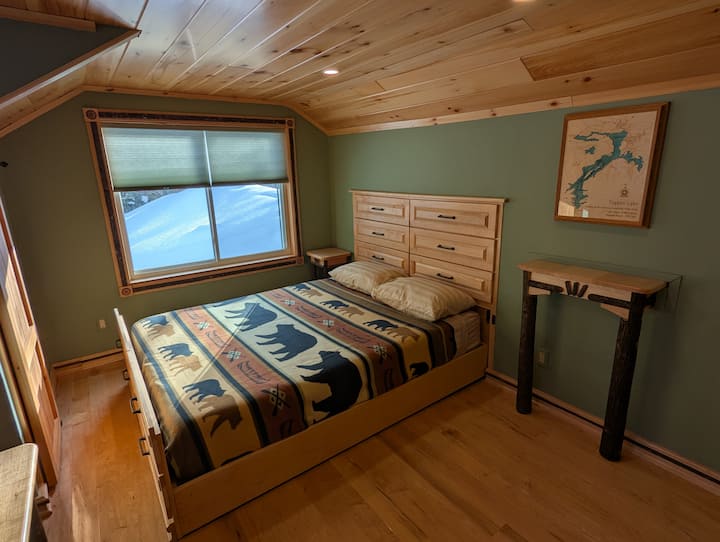 Второто двойно легло (Queen) се разтяга от долната част на вградения скрин.