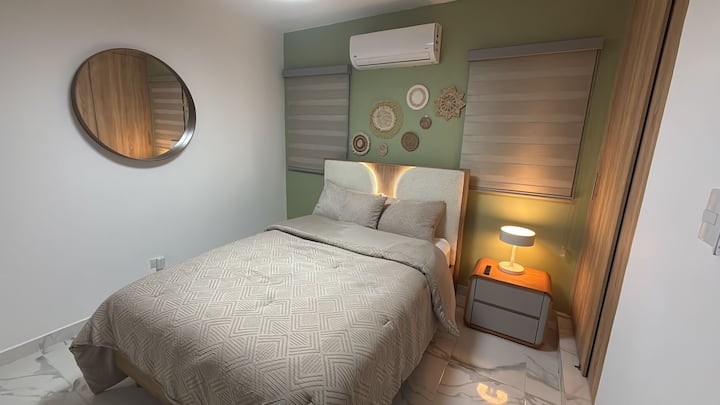 ห้องพักที่หรูหราพร้อมเครื่องปรับอากาศ พัดลมเพดาน และทีวีซัมซุงขนาด 65”