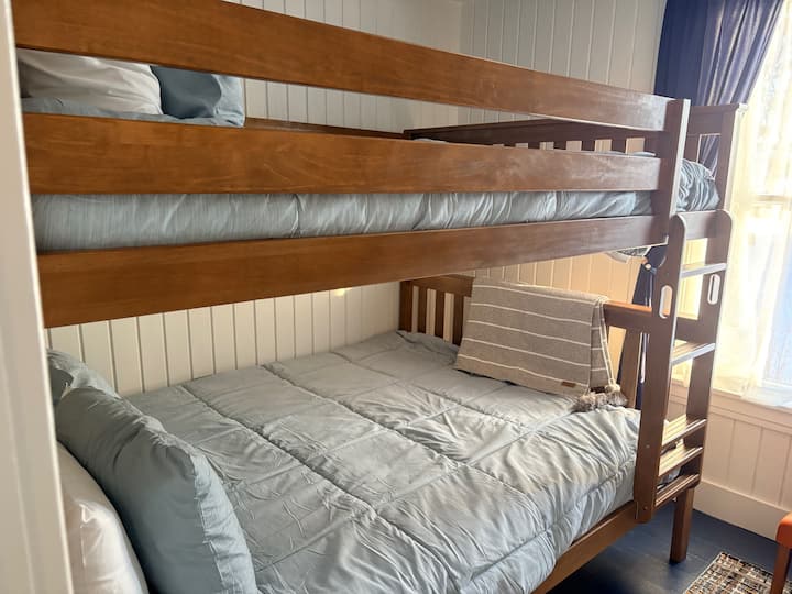 Собата со кревети на спрат има два кревета (queen size) совршени за викенд со пријателите или за семејството.