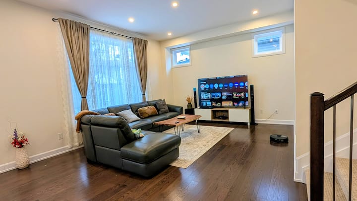Comfy Room In Modern Home; Airport-train-casino-ey - Ottawa