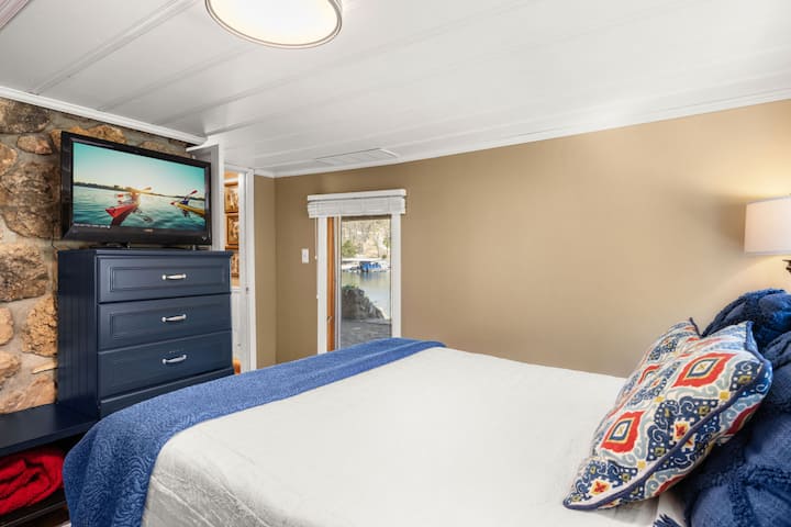 Acogedora habitación frente al lago con TV, lujosa cama king y acceso directo al exterior: perfecta para un relajante retiro en Lake of the Ozarks.